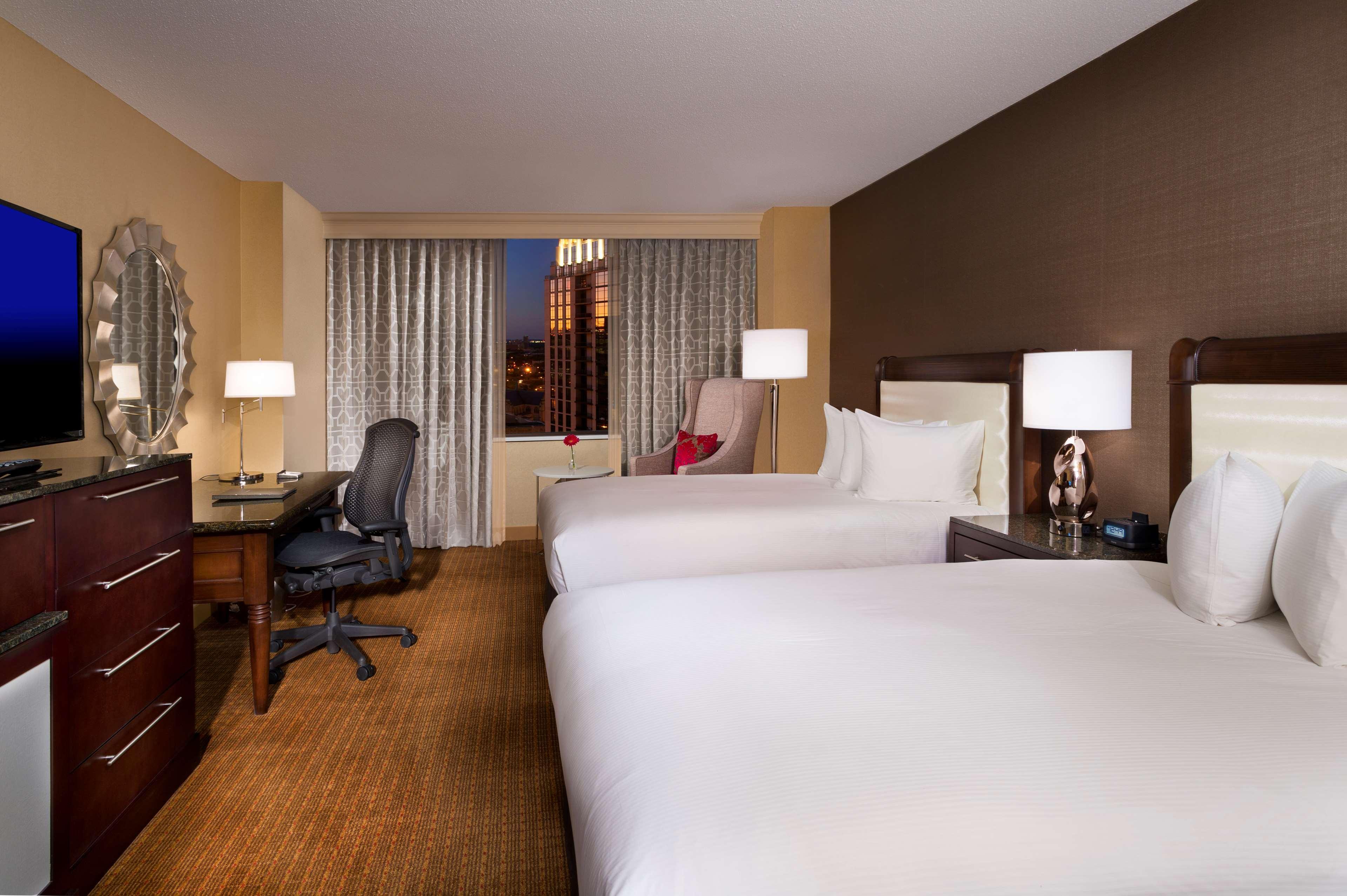 Hilton Minneapolis Exterior photo