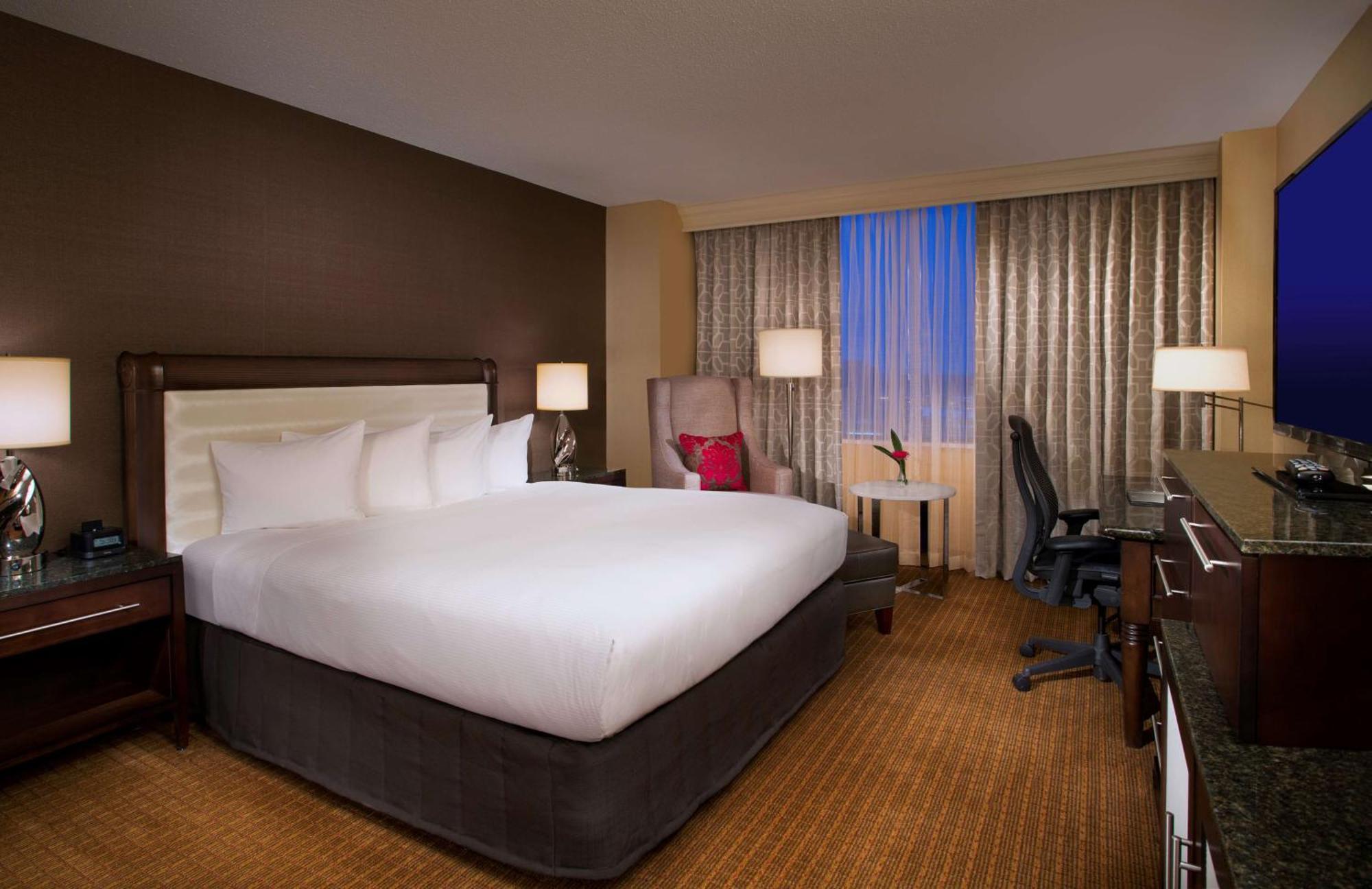 Hilton Minneapolis Exterior photo