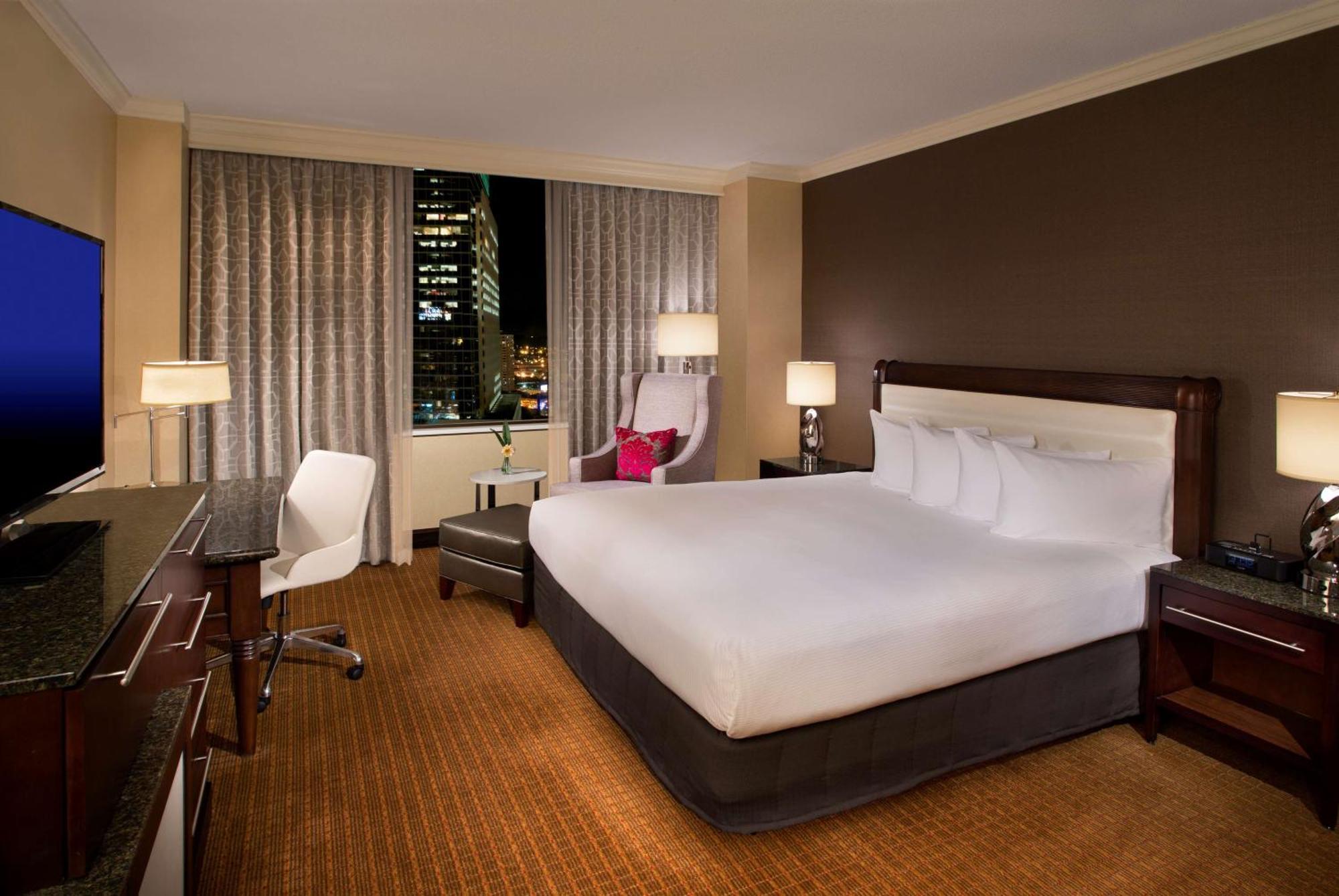 Hilton Minneapolis Exterior photo